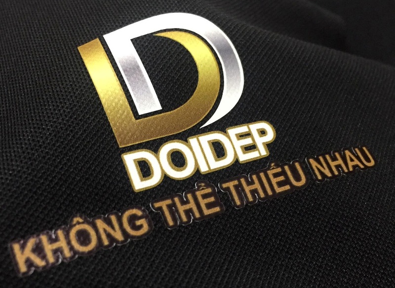 In logo decal trên áo thun đen