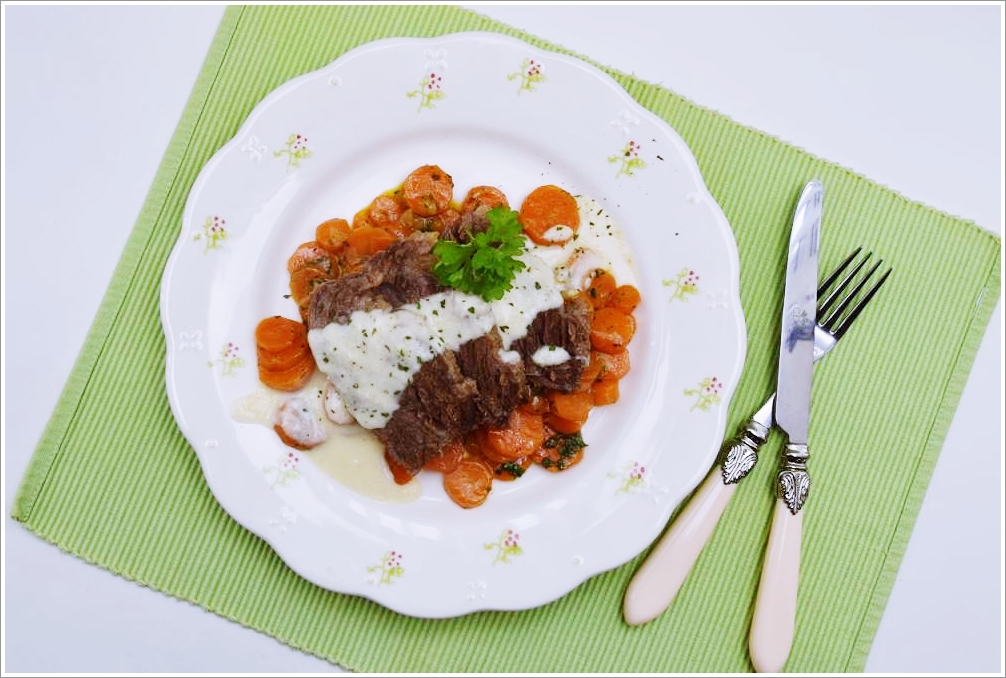 Beef Brisket (Rinderbrust)in Meerrettichsauce mit Karottengemüse