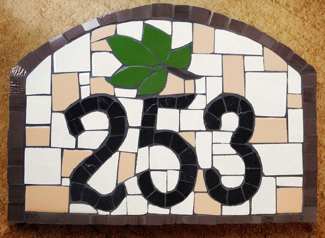 mozaikowa tabliczka z numerem