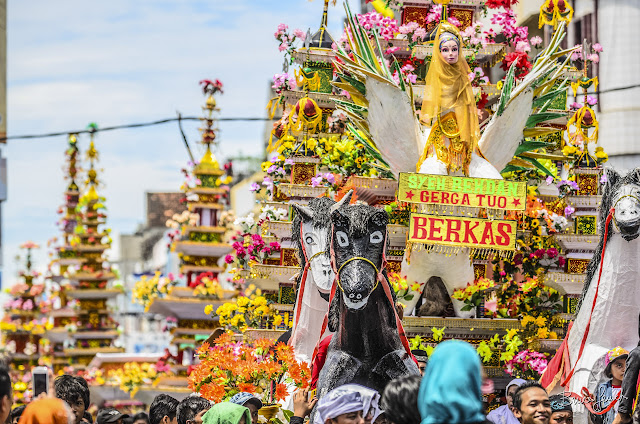 arakan saat festival tabot di kota bengkulu