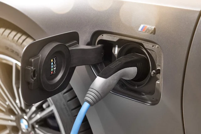 BMW 330e M Sport Híbrido Plug-in chega por R$ 297.950