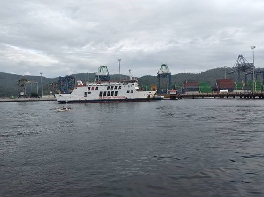 FOTO: Aktivitas Bongkar Muat di Pelabuhan Kontainer Bitung
