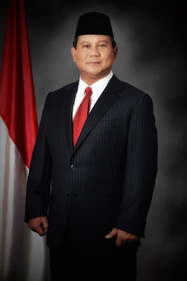 Biografi Prabowo Subianto Biografi Prabowo Subianto Sosok yang dikenal dengan Letnan Jenderal (Purn) Prabowo Subianto Djojohadikusumo adalah seorang mantan Danjen Kopassus, pengusaha dan politisi. Prabowo adalah calon presiden dalam pemilu presiden Republik Indonesia 2009 dari Partai Gerakan Indonesia Raya (GERINDRA). Karena perolehan suara Partai Gerindra kurang dari 20%, Prabowo maju sebagai calon wakil presiden Megawati Soekarnoputri. Tahun 2014 Prabowo sedang bersiap untuk kembali maju sebagai calon presiden di pemilu presiden 2014. Dan jika diselusuri lebih jauh lagi, leluhur Prabowo adalah Panglima Laskar Diponegoro untuk wilayah Gowong (Kedu), yang bernama Raden Tumenggung Kertanegara III. Prabowo juga terhitung sebagai salah seorang keturunan dari Adipati Mrapat, Bupati Kadipaten Banyumas Pertama. Dilihat dari Keluarganya Prabowo Subianto memiliki dua orang kakak perempuan yang bernama Bintianingsih dan Mayrani Ekowati, serta satu orang adik laki-laki yang kini menjadi seorang pengusaha handal yang bernama Hashim Djojohadikusumo. Pada tahun 1970, Prabowo Subianto memulai kariernya saat ia mendaftarkan diri di Akademi Militer Magelang, Ia kemudian Lulus pada tahun 1974 dari Akademi Militer, kemudian pada tahun 1976 Prabowo ditugaskan sebagai Komandan Pleton Para Komando Grup I Komando Pasukan Sandhi Yudha (Kopassandha) dan ditugaskan sebagai bagian biografi prabowo subianto lengkapbiografi prabowo subianto capres partai gerindra