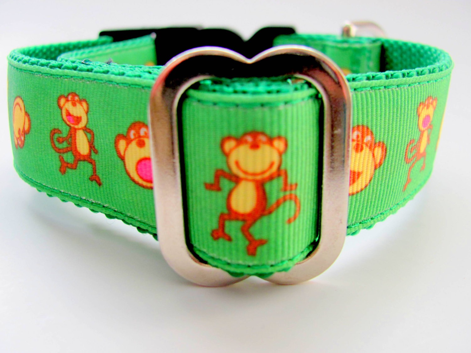 Auction: Green Monkey Dog Collar and Leash | Heart Strings