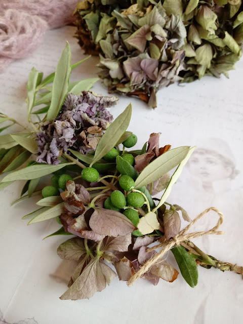 Ramito de olivo con hortensias secas