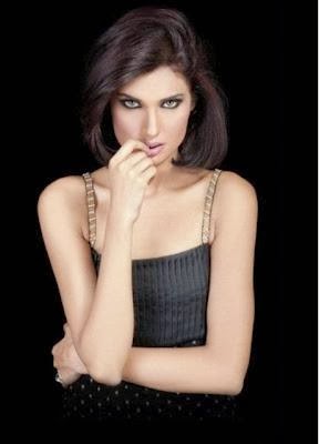 Beautiful Pakistani Actre And Model Amna Ilyas