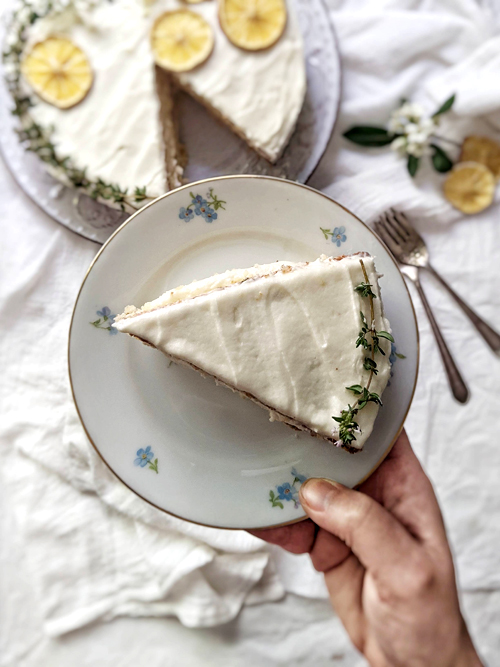 porción de torta de limón y tomillo