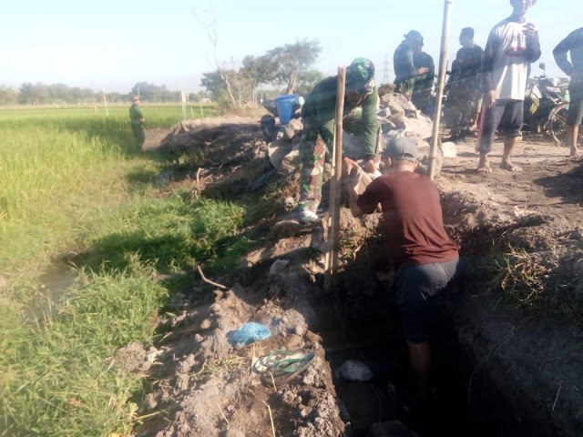 Batu Kali Dipasang TMMD Reg 105 Untuk Pembuatan Talut   