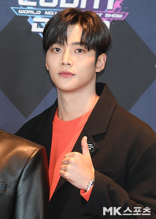 SF9 Rowoon looking so amazing and cool at the M!Countdown photowall!