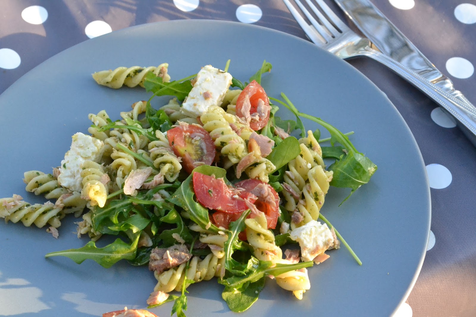 Eet lekker Pastasalade met pesto, tonijn en feta