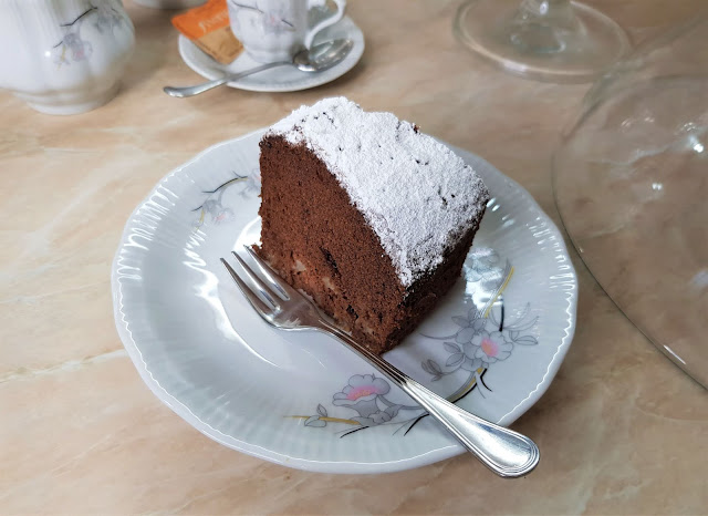 torta al cioccolato e pere con gocce di cioccolato bianco