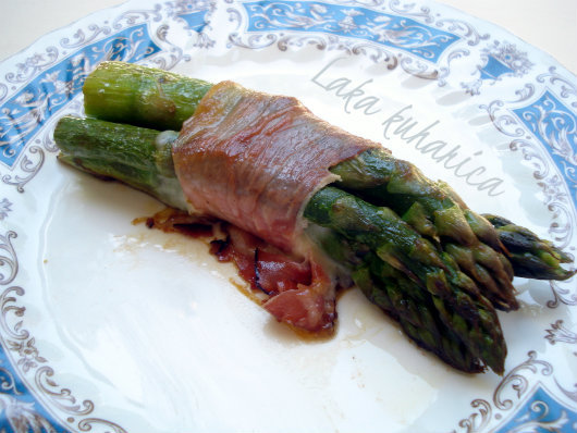 Parcels with asparagus, mozzarella and prosciutto by Laka kuharica: delectable and elegant hors d'oeuvre.