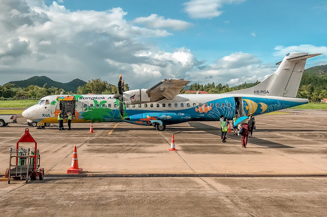 Các cách di chuyển đến làng Ban Rak Thai - Nếu khởi hành từ Bangkok, bạn có thể chọn đi máy bay tới Chiang Mai rồi tiếp tục đi xe khách (mất khoảng 5 - 6 tiếng) tới tỉnh Mae Hong Son. Ban Rak Thai chỉ cách Mae Hong Son khoảng 44 km. - Nếu khởi hành từ Mae Hong Son, bạn chỉ việc chạy trên xa lộ 1095 một quãng đường dài khoảng 44 km. Lưu ý là không có trạm xăng trên đường đi nên nhớ đổ xăng trước bạn nhé, tuy nhiên cảnh vật hai bên đường rất đáng để bạn vừa lái xe vừa ngắm cảnh đấy!