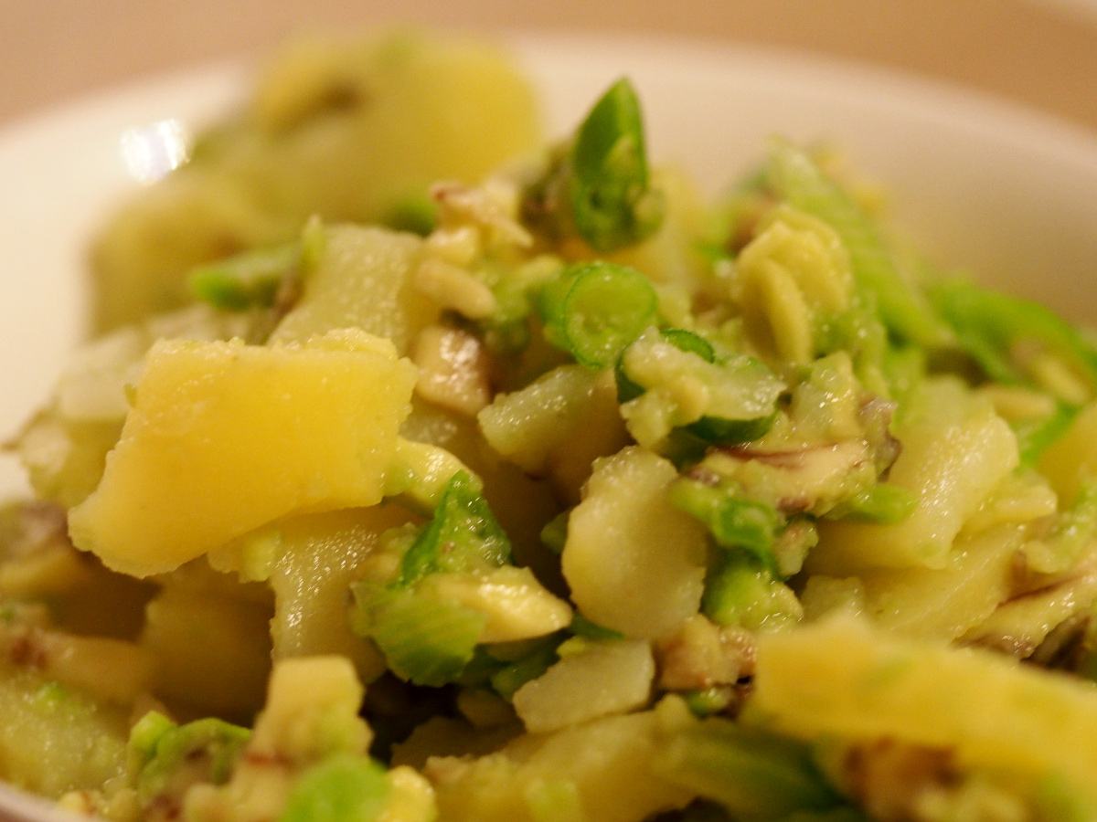 Kartoffelsalat mit Avocado und Frühlingszwiebel