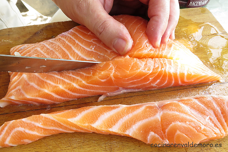 Cortando los filetes en tiras gruesas