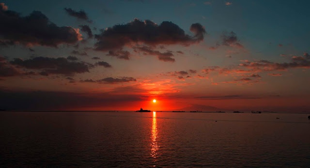Get a breathtaking view of the Manila Bay sunset