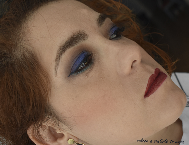Maquillaje con sombras azules y marrones y labios metálicos