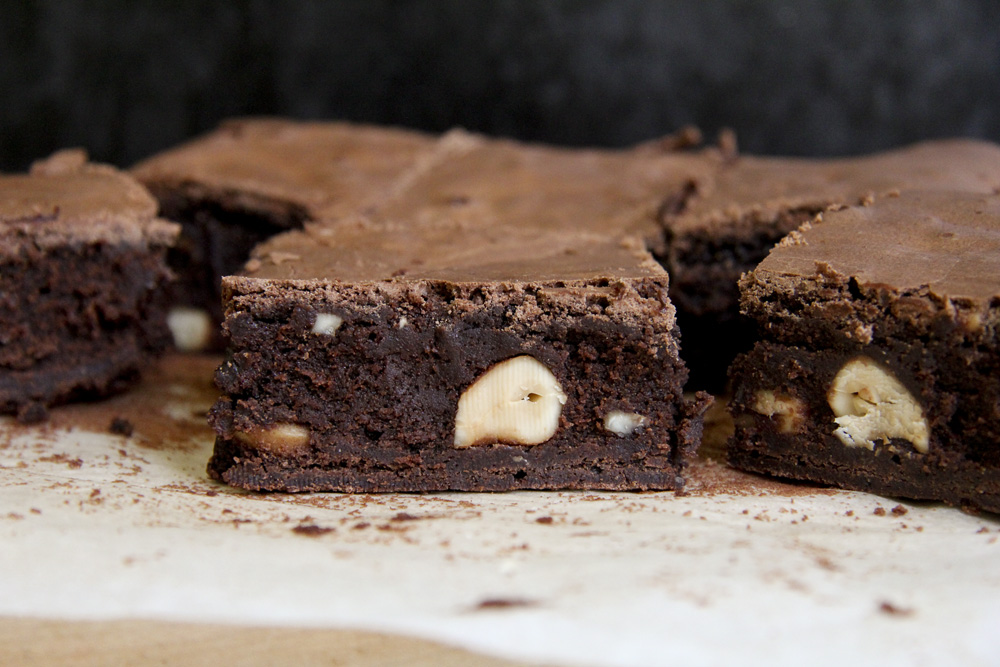 Krebsen und Aluette Cashew Kardamom Brownies