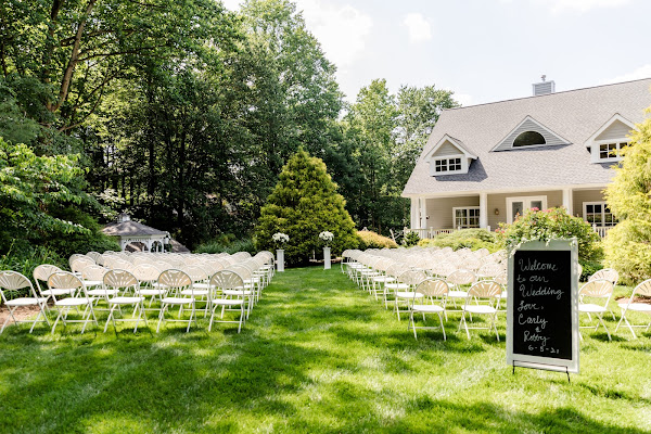 Backyard Summer Wedding in Edgewater, MD photographed by Maryland Wedding Photographer Heather Ryan Photography