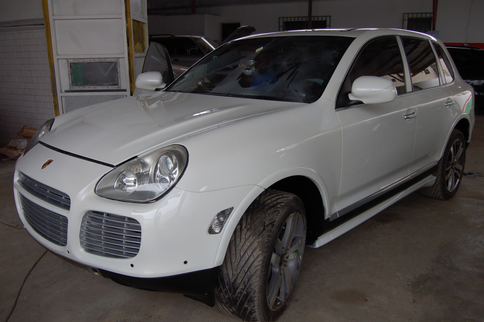GARAGE FÉDÉRAL LIBREVILLE PEINTURE PORSCHE CAYENNE CHANGEMENT DE TEINTE DU NOIR AU BLANC