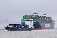Containerschiff Elbquerung Fahrrinne Hamburg