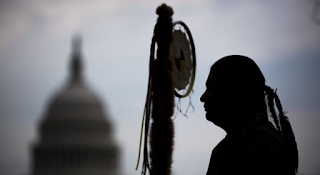 Resultado de imagen de Trump APRUEBA un oleoducto que CONTAMINARÃ aguas y tierras SAGRADAS: La tribu Sioux EXPLOTA