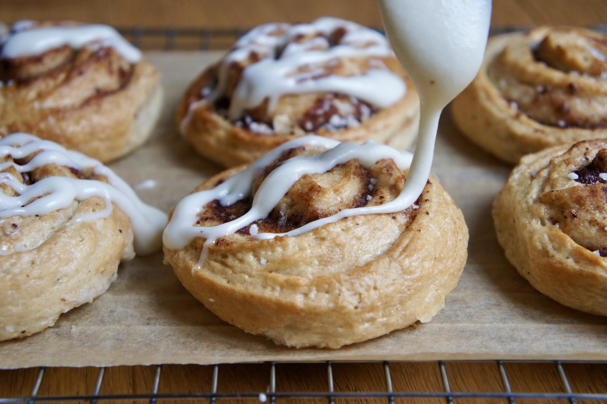 REZEPT FrischkäseFrosting (glutenfrei + vegan) mit Fria Zimtschnecken