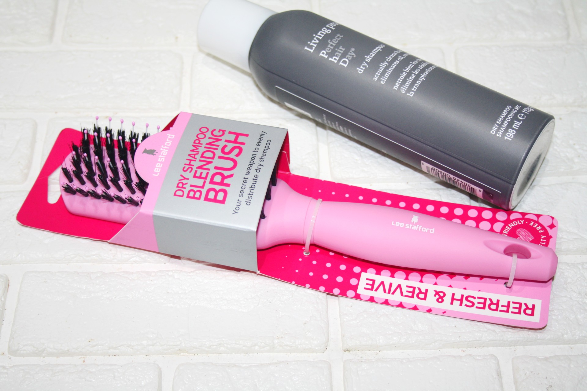 Beautyqueenuk | A UK Beauty and Lifestyle Lee Stafford Dry Shampoo Brush Review
