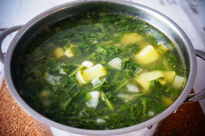 La cuisine de Simona Supa crema de frunze de ridichi. Soupe de fanes
