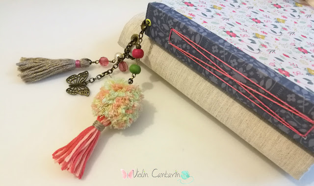 tutorial, DIY, decoración scrapbook, colgante tassel y pompón, pompom, borla, collar, llavero, colgante para bolso, decora tu agenda, colgante planner, regalos handmade, regalos originales, violín cantarín, violin cantarin