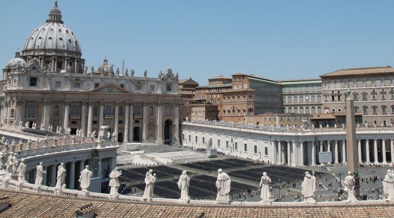 Vaticano, profundizan investigación en escándalo financiero inmobiliario