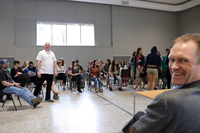 L'ambiance était légère pour l'atelier de l'après-midi avec les jeunes élèves du Glebe.
