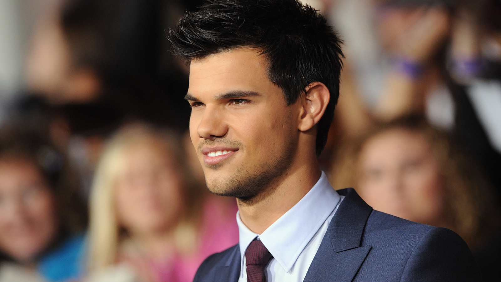 http://1.bp.blogspot.com/-v2G5DQ49qPc/TzcPPpN2EcI/AAAAAAAAA8g/l3AXZUxDbqY/s1600/taylor-lautner-breaking-dawn-premiere.jpg