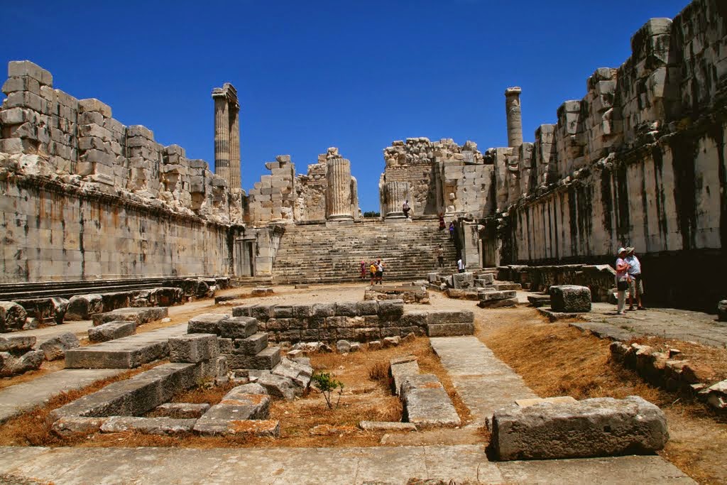 Древние руины где находятся. Турция храм Аполлона развалины. Ливия руины древнего финикийского города Лептис-Магна. Храм Аполлона Бодрум. Развалины древнего Баальбека.