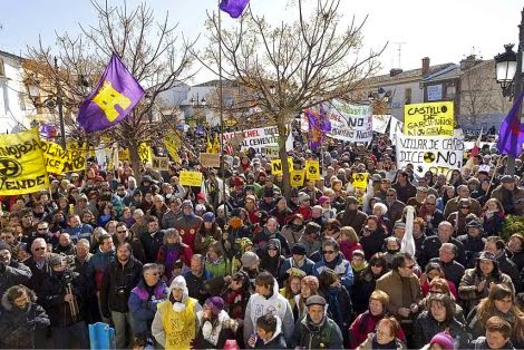 Pendones morados manifestación 