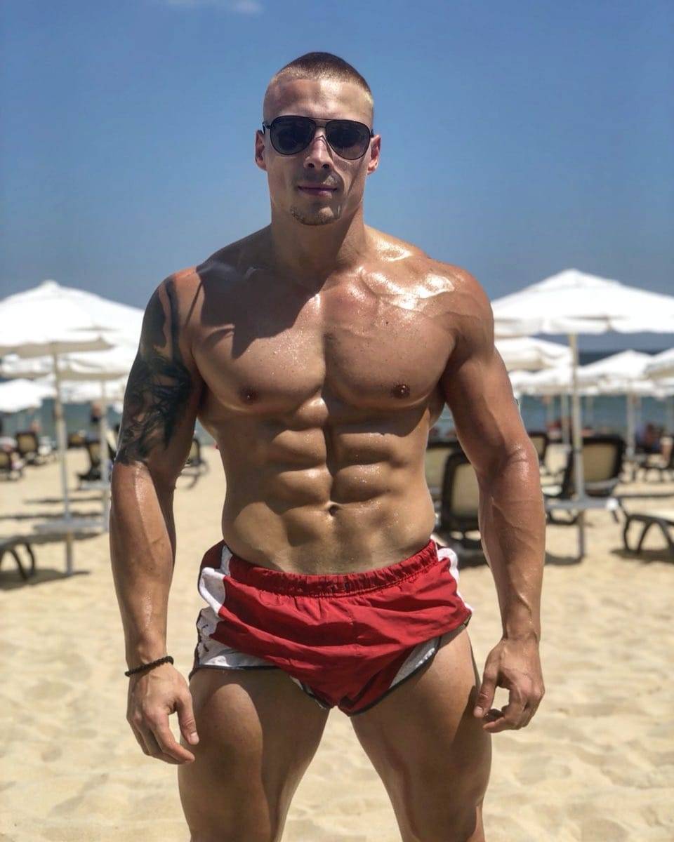 sweaty-shirtless-muscle-beach-boy-ripped-sixpack-abs-straight-hunk