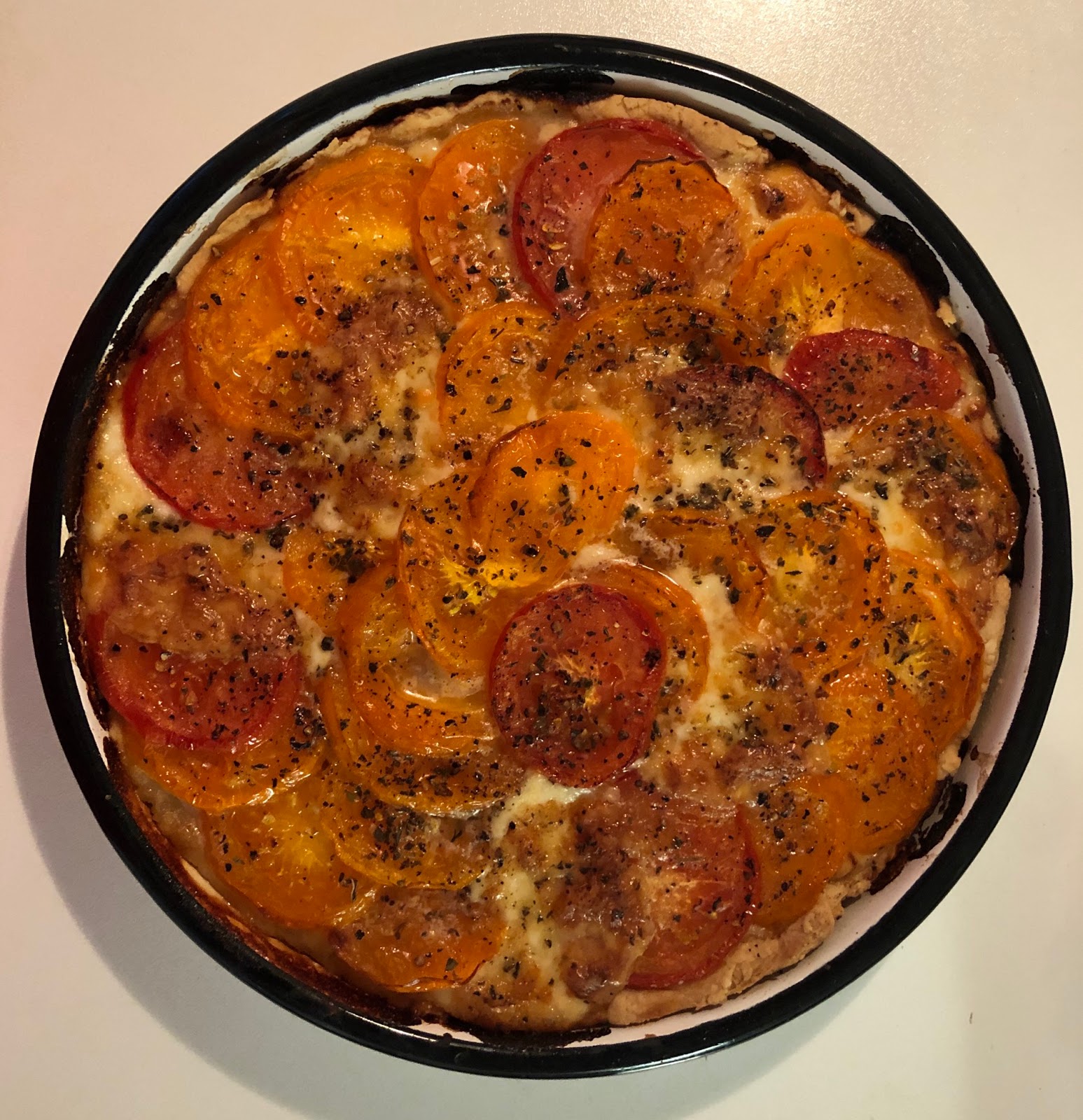 Ekun keittiö: tomaatti-mozzarellapiirakka