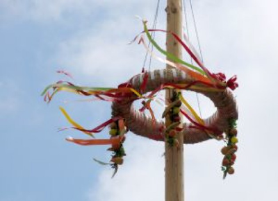 De meiboom met Pinksterfeest op de vrije school 