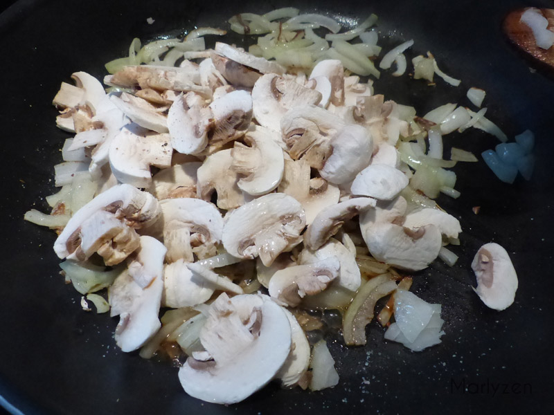 Faites revenir l'oignon. Ajoutez les champignons émincés.