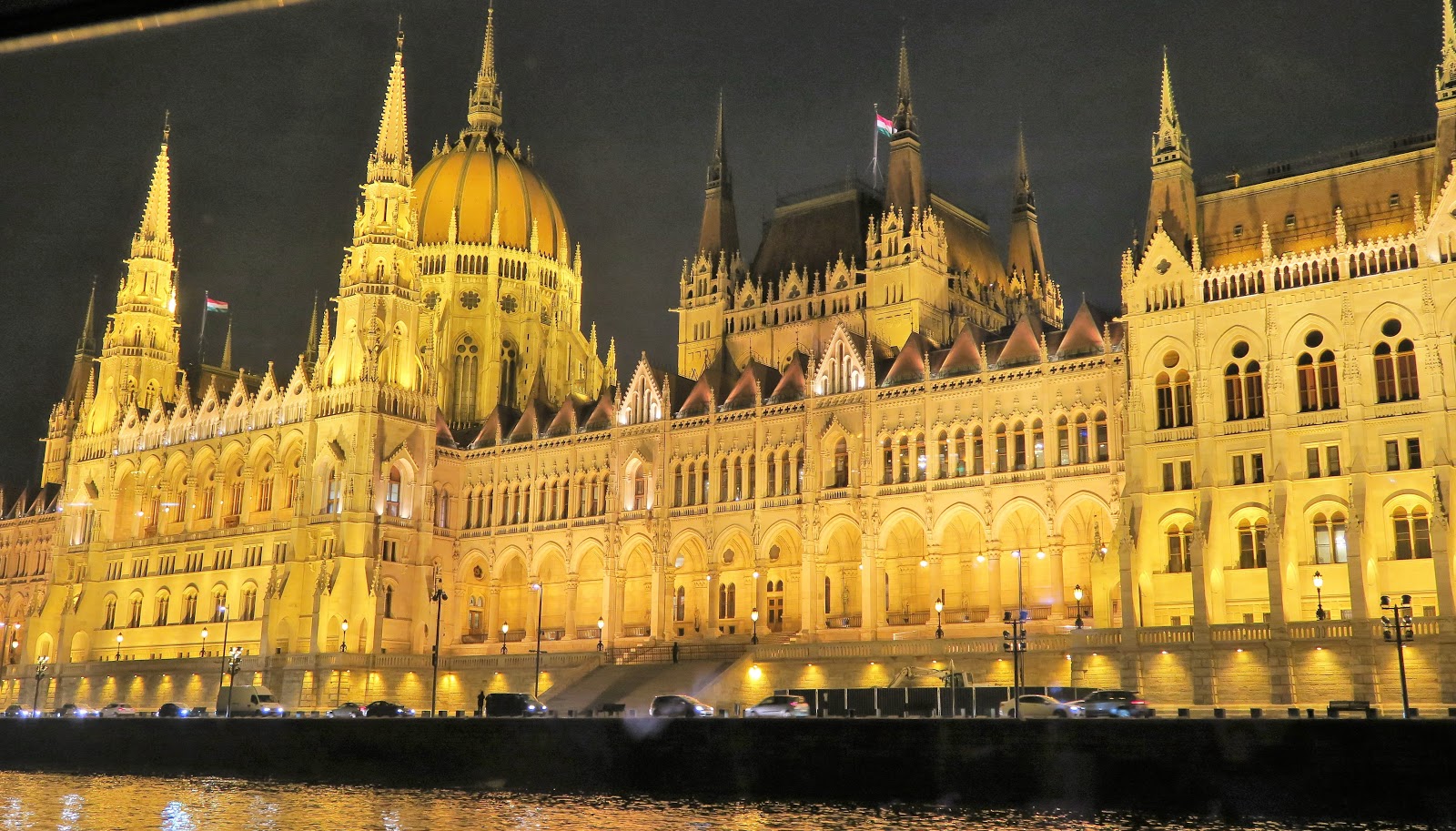 PRIETENI MEREU! Palatul Parlamentului din Budapesta bijuteria de pe