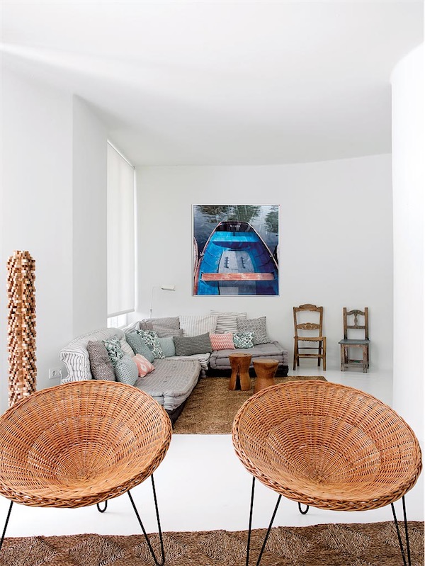 Casa con un interior de puro verano salpicado de tonos turquesas ubicada en Ibiza chicanddeco