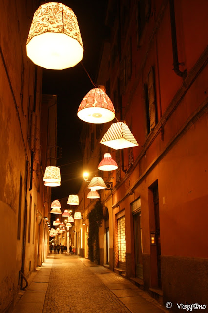 Una bella via nel centro di Parma alle luci della sera