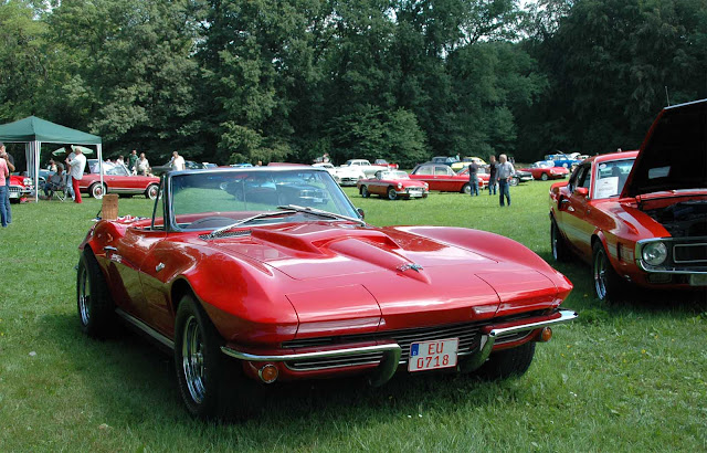 Rote Corvette C2 Cabrio auf dem 1. Fashion Award auf Schloss Merode Rote Corvette C2 Cabrio parkt im Schlosspark von Schloss Merode auf dem 1. Fashion Award