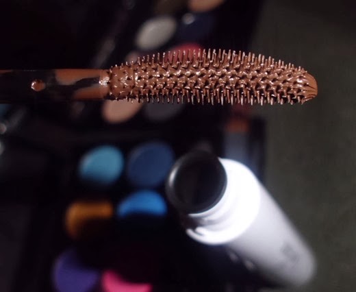 mascara de pestañas marron