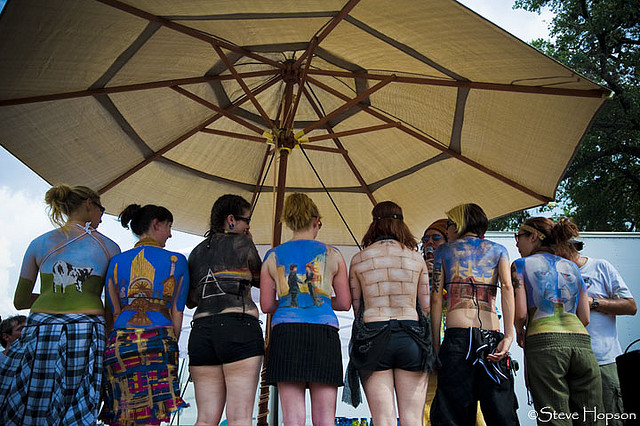 La famosa foto de chicas desnudas pintadas con portadas de Pink Floyd  [Eurowon]