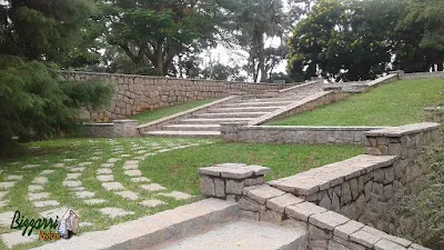 Execução de revestimento com pedra nas muretas e nos muros, com a escada de pedra folheta, o piso com pedra com junta de grama em sede de fazenda em Atibaia-SP.