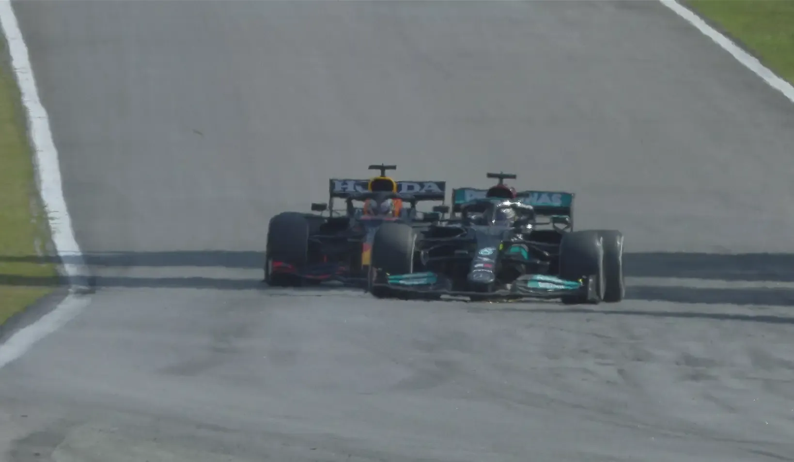 Il sorpasso di Lewis Hamilton a Max Verstappen nel gran premio del Brasile 2021