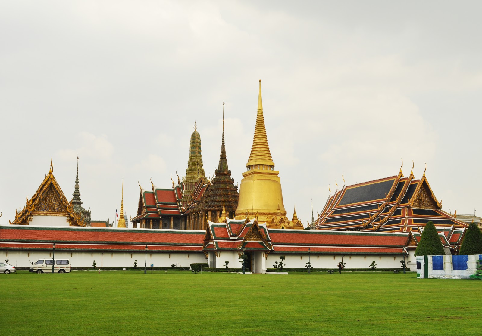 Храм изумрудного Будды в Бангкоке. Королевский дворец в Бангкоке. Королевский дворец и храм изумрудного Будды (г. Бангкок). Ват Сутхат Бангкок.