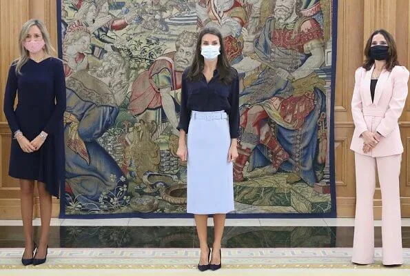 Queen Letizia wore a high waisted pencil skirt from Hugo Boss, an navy pumps from Magrit. Women in the Legal World is a non-profit organization