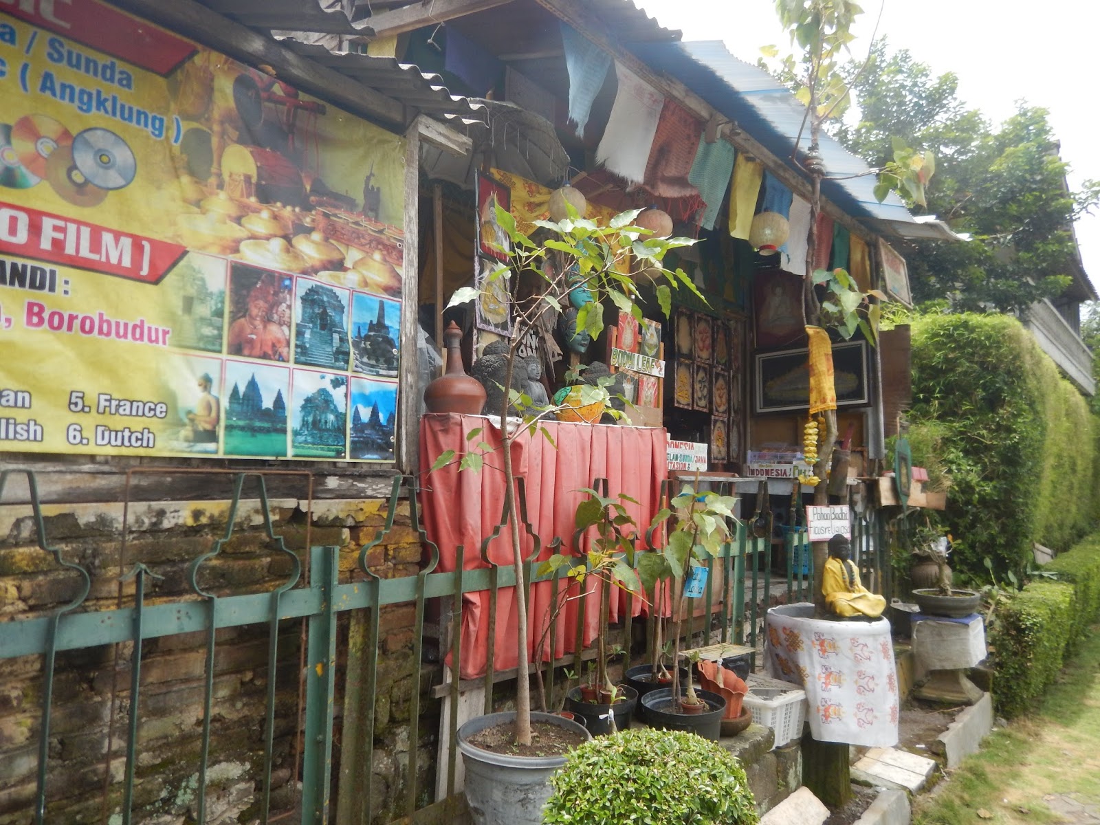 Mengenal Candi Mendut & Candi Pawon - Cora Bellato